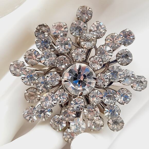 Vintage 1950s Clear Rhinestone Snowflake Wedding Brooch – Mid-Century Bridal Pin - Picture 3 of 9